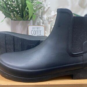 Hunter Boots - matte black rain boot size 7US / EU 8